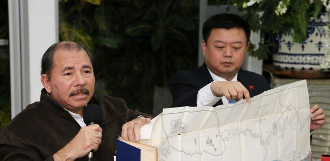 El presidente de Nicaragua, Daniel Ortega, junto al empresario chino Wang Jing , dueño del HKND Group, durante un encuentro en Managua en julio de 2014. / EFE