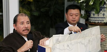 El presidente de Nicaragua, Daniel Ortega, junto al empresario chino Wang Jing , due&ntilde;o del HKND Group, durante un encuentro en Managua en julio de 2014. / EFE