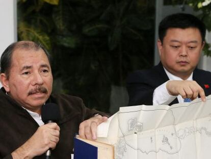 El presidente de Nicaragua, Daniel Ortega, junto al empresario chino Wang Jing , due&ntilde;o del HKND Group, durante un encuentro en Managua en julio de 2014. / EFE