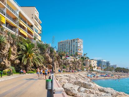 Playa del Bajondillo, en Torremolinos en el verano de 2019. La ciudad malagueña es uno de los destinos que se pretende rediseñar con las ayudas del Fondo de Recuperación Europeo.