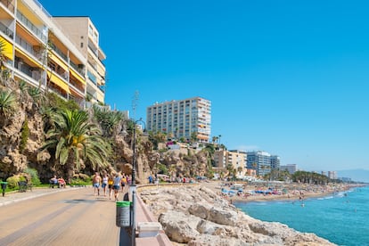 Playa del Bajondillo, en Torremolinos en el verano de 2019. La ciudad malagueña es uno de los destinos que se pretende rediseñar con las ayudas del Fondo de Recuperación Europeo.