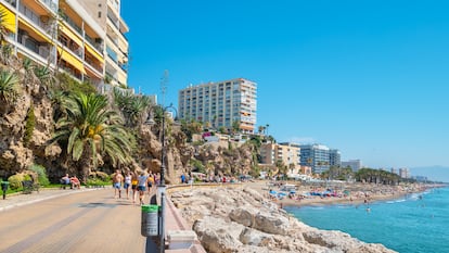 Playa del Bajondillo, en Torremolinos en el verano de 2019. La ciudad malagueña es uno de los destinos que se pretende rediseñar con las ayudas del Fondo de Recuperación Europeo.