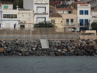 Unas escaleras que hace años servían para acceder a la playa de Montgat.