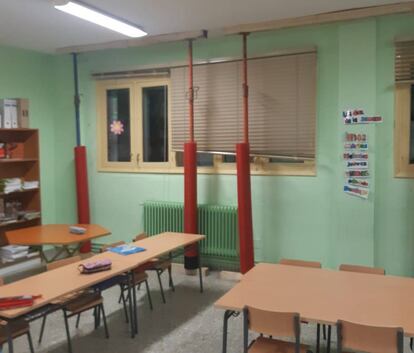 Una de las aulas apuntaladas del colegio de Sarria en una imagen cedida.