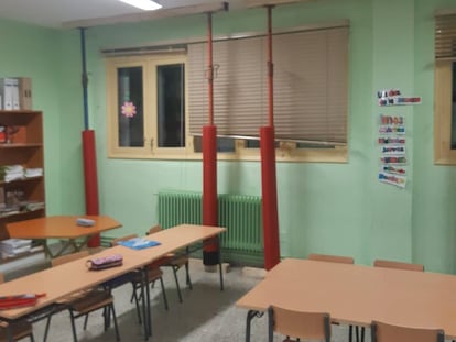 Una de las aulas apuntaladas del colegio de Sarria en una imagen cedida.