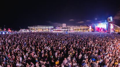 Miles de personas siguen uno de los conciertos de la noche del viernes en el Cruïlla. FOTO FESTIVAL CRUÏLLA