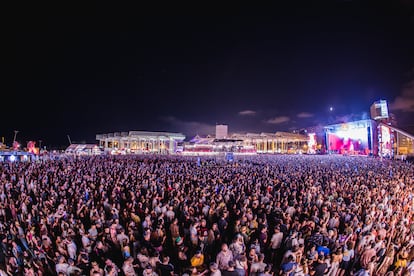 Miles de personas siguen el concierto de Avril Lavigne, en la pasada edicin del Festival Cru?lla, en el Parc del Frum.