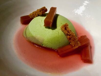 Helado de estragón sobre espuma de tofu. Alrededor, tiras de ruibarbo confitado en su propio jugo con tropezones de pan de miel al aceite de pimienta. Capel