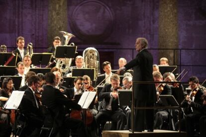 El director de orquesta Daniel Barenboim dirige a la Staatskapelle Berlin.