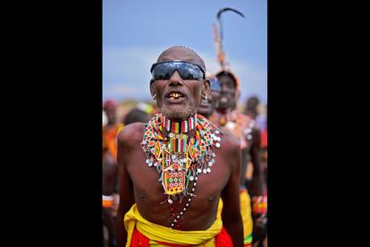 Miembros de la tribu de los Rendile, fotografiados con el eclipse al fondo, en el parque nacional de Turkana, en Kenia.