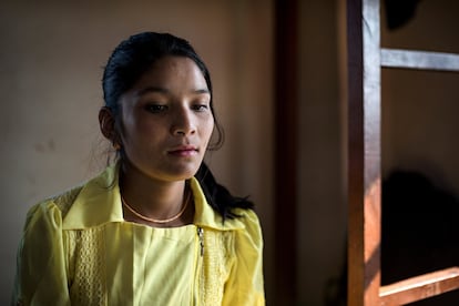 Sudha es una víctima de violencia: con 15 años fue violada mientras trabajaba como camarera en un pequeño restaurante. Por vergüenza, no dijo nada sobre la agresión sufrida hasta que no pudo ocultar más su embarazo. Su familia la echó de casa con la acusación de haber deshonrado el nombre familiar. Ella consiguió encontrar ayuda en una casa segura llamada Casa Nepal, en Katmandú, donde pudo dar a luz su hijo y vivir serenamente con él.