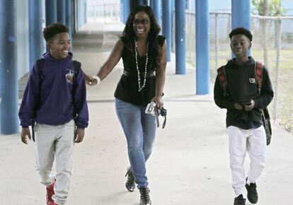 Tanisha Cidel, profesora de Jaden Piner y Alex Hibbert, a su llegada al cole.