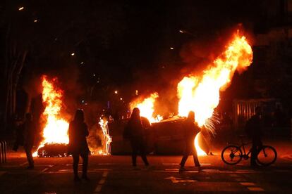 Contenedores ardiendo en Barcelona en las protestas contra la inhabilitación de Quim Torra, el pasado 28 de septiembre.