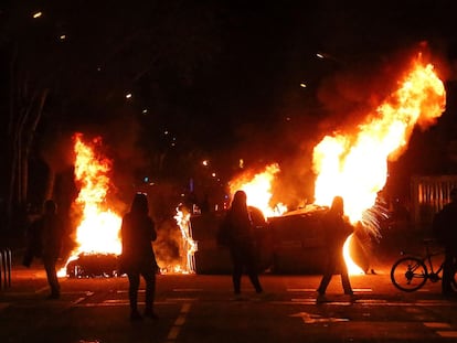 Contenedores ardiendo en Barcelona en las protestas contra la inhabilitación de Quim Torra, el pasado 28 de septiembre.