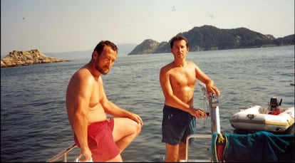 Feijóo y el contrabandista Dorado posan juntos en un yate en la Rías Baixas.
