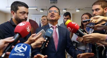 El consejero Seraf&iacute;n Castellano, esta ma&ntilde;ana, en un acto en una unidad de la Polic&iacute;a Local de Valencia. 