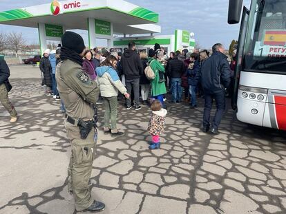 Uno de los convoyes con españoles escoltados por los GEO en Ucrania, el pasado día 26.