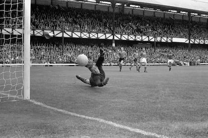 Parada de Yashin al italiano Mazzola en el Mundial de 1966.