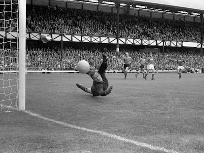 Parada de Yashin al italiano Mazzola en el Mundial de 1966.