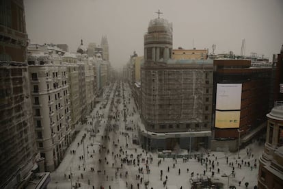 El alcalde de Madrid, José Luis Martínez-Almeida, ha pedido a los madrileños quedarse en casa durante el temporal, que ha dejado un fallecido en la localidad de Zarzalejo. Pese a ello, miles de madrileños no han querido perderse la estampa atípica que ofrece esta gran nevada. En la imagen, la Gran Vía madrileña vista desde el hotel Vincci Capitol, este sábado.