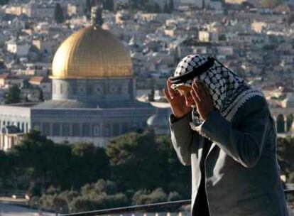 Un palestino reza en el Monte de los Olivos, con vistas al centro histórico de Jerusalén y la explanada de las mezquitas.