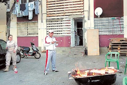 Frío en el atardecer de las Tres Mil Viviendas. Muchos vecinos hacen candelas en las puertas de sus casas.