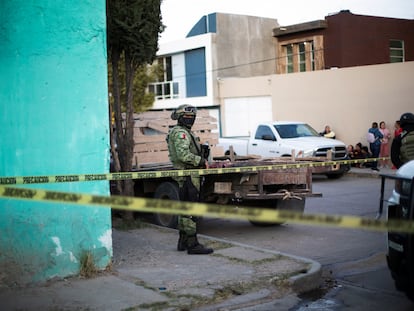 Un elemento del Ejército hace guardia en la escena de un multihomicidio, en Fresnillo, en el Estado de Zacatecas, el 11 de enero de 2022.