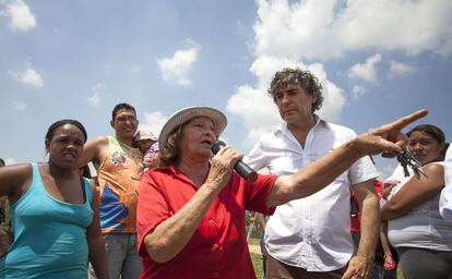 Dona Edith, uma das líderes comunitárias mais antigas do parque, discursa durante manifestação dos moradores. À sua direita, o deputado estadual Carlos Giannazi, do PSOL.