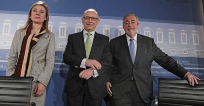 La secretaria de Estado de Presupuestos y Gastos, Marta Fernández Currás, el ministro de Hacienda, Cristóbal Montoro, y el secretario de Estado de Administraciones Públicas, Antonio Beteta.