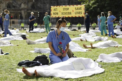 Manifestación de los grupos ecologistas Doctors for XR y Extinction Rebellion frente al Parlamento de Reino Unido para denunciar las muertes provocadas por el cambio climático.