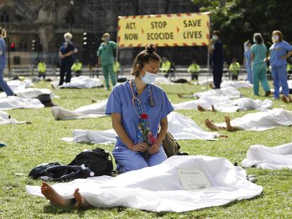 Manifestación de los grupos ecologistas Doctors for XR y Extinction Rebellion frente al Parlamento de Reino Unido para denunciar las muertes provocadas por el cambio climático.