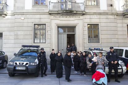 Familiares de Lupe Jiménez, ayer a las puertas de la Audiencia de Pontevedra.