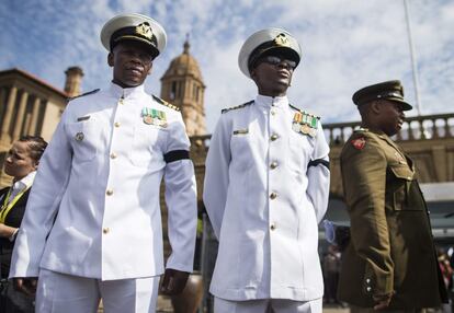 Oficiales sudafricanos aguardan la llegada del cortejo fúnebre del expresidente sudafricano Nelson Mandela al edificio Union Buildings, donde se instaló su capilla ardiente, en Pretoria, Sudáfrica.