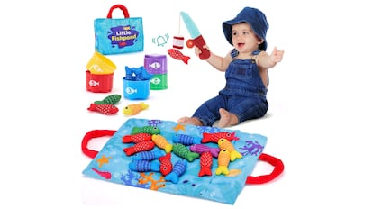 Useful gifts for babies 1 year: mat with goldfish and hook with velcro.