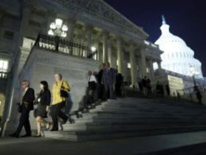 Miembros de la C&aacute;mara de Representantes abandonan el Capitolio tras la votaci&oacute;n nocturna que puso fin al cierre federal.
