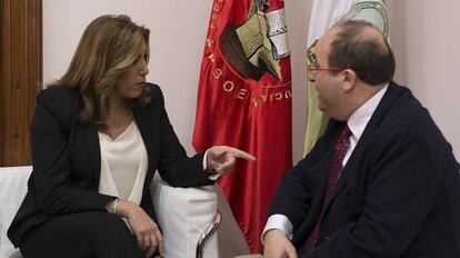 La presidenta de la Junta d'Andalusia, Susana Díaz, durant la seva reunió amb el líder del PSC, Miquel Iceta.