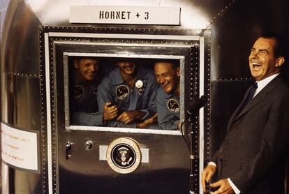 El presidente de EE UU, Richard Nixon, se ríe junto a los tripulantes del 'Apollo 11' durante la cuarentena que tuvieron que pasar los astronautas al volver de la Luna.