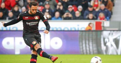 Çalhanoglu dispara a puerta.