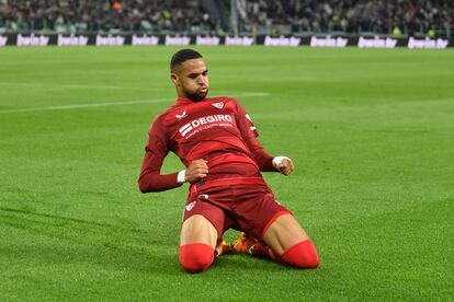 En-Nesyri celebra el gol del Sevilla.
