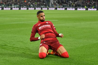 En-Nesyri celebra el gol del Sevilla.  