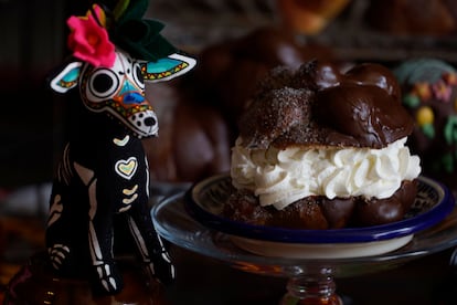 Vista del Pan de Muerto en la Ciudad de México a la venta en vísperas del Día de Muertos. Según los relatos históricos senombra papalotlaxcalli, que significa Pan de Mariposa y se coloca sobre el tzompantli, un altar de calaveras en honor a las personas sacrificadas en rituales a los dioses. 