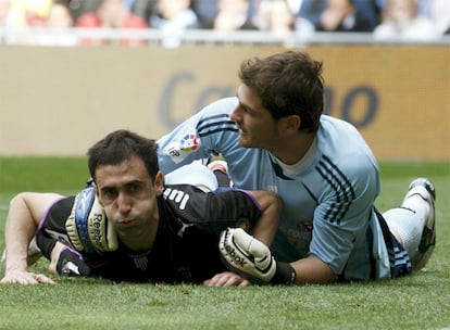 Casillas consuela a Luis Prieto tras un ataque del Valladolid.