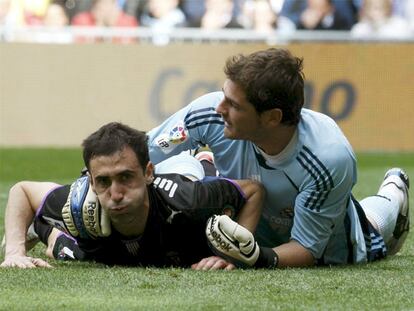 Casillas consuela a Luis Prieto tras un ataque del Valladolid.