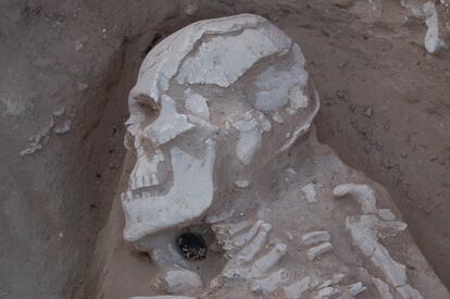 Uno de los cadáveres hallados en una de las tumbas más ricas, con un colgante de ámbar cerca del cuello.