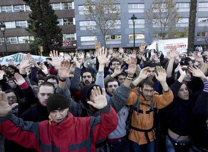 Estudiantes, ante la policía en la Diagonal de Barcelona.