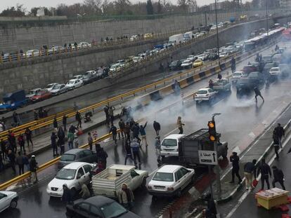 Protestas en una autopista de Teherán.