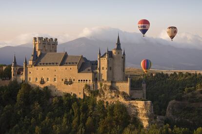 El alcázar guarda Segovia desde lo alto de su cerro. Con aire de castillo de cuento de hadas, su Torre del Homenaje se asimila a la proa de un barco. La fortaleza tiene una apariencia austera combinada con una mezcolanza de estilos arquitectónicos al gusto de los monarcas de la dinastía Trastamara, que la edificaron. Su aspecto actual se debe a Felipe II.