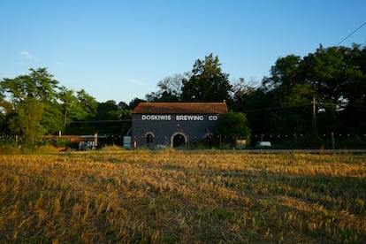 Fábrica y 'taproom' de DosKiwis Brewing, en Rupià, Girona. Imagen proporcionada por la empresa.