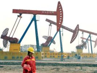 Torres de perforación en el yacimiento petrolífero de Nabao en Tangshan, China. EFE/Archivo