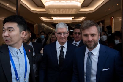 Tim Cook, tras su discurso en el Foro de Desarrollo de China, el 25 de marzo en Pekín.